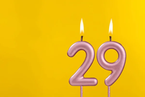 誕生日キャンドル番号29 黄色の背景に誕生日のお祝い — ストック写真