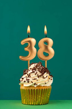 38 numaralı mumlu doğum günü kartı - yeşil arkaplan