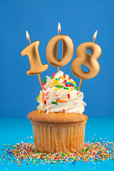 Tarta Cumpleaños Con Número Vela 108 Fondo Azul — Foto de Stock