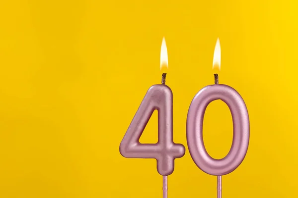 Kaars Met Vlam Verjaardagskaart Gele Luxe Achtergrond — Stockfoto