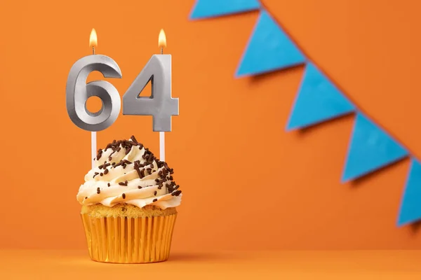 生日蛋糕 蜡烛号64 橙色背景 — 图库照片