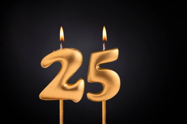 Alevli altın mum 25 - Karanlık lüks arka planda doğum günü kartı