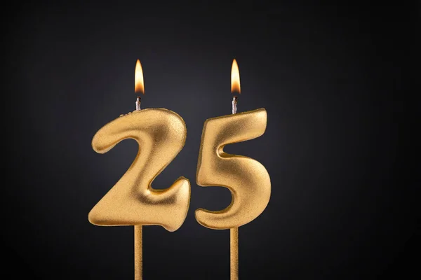 ゴールデンキャンドル25炎と 暗い豪華な背景に誕生日カード — ストック写真