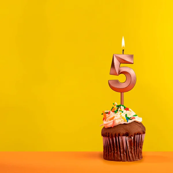 Kerze Mit Flamme Nummer Geburtstagskarte Auf Gelbem Hintergrund — Stockfoto