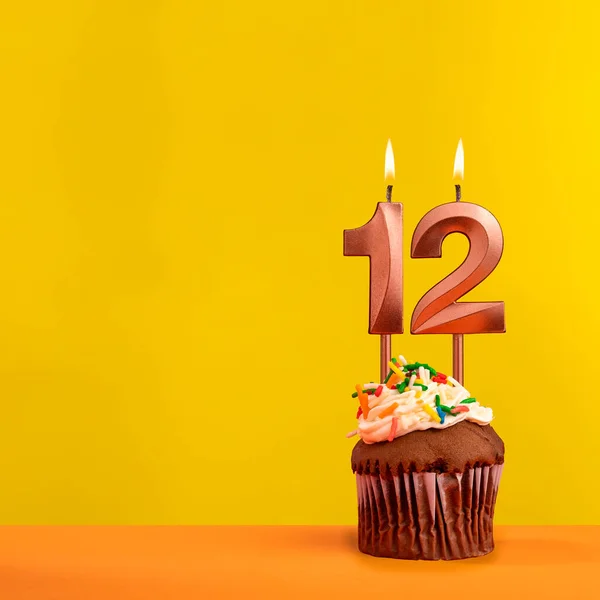 Numero Candela Compleanno Celebrazione Sfondo Giallo — Foto Stock