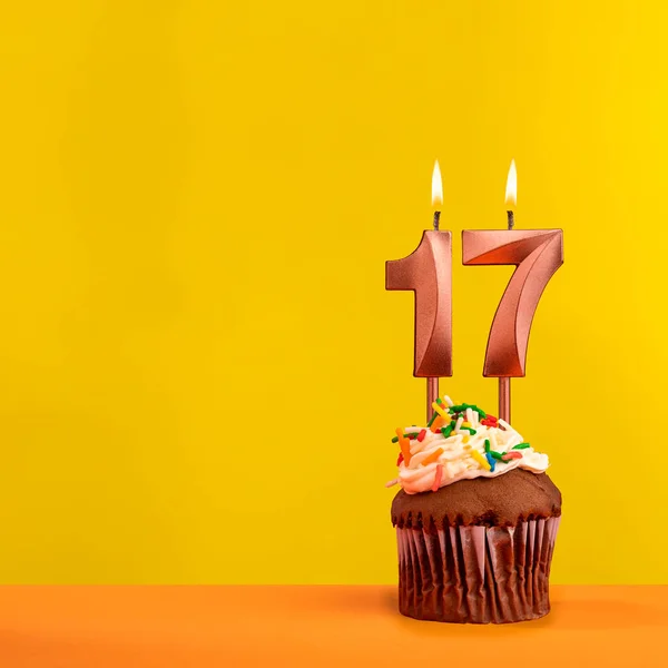 Kerze Mit Flamme Nummer Geburtstagskarte Auf Gelbem Hintergrund — Stockfoto