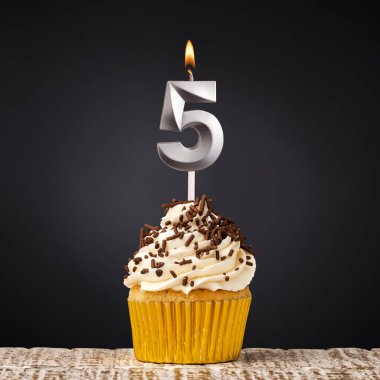 5 numaralı doğum günü mumu - Siyah arkaplanda yıldönümü pastası