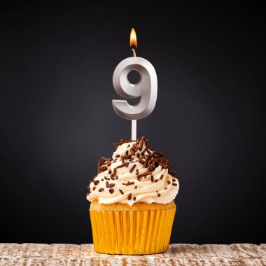 9 numaralı doğum günü mumu - Siyah arkaplanda yıldönümü pastası