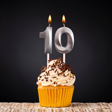 10 numaralı mumlu doğum günü pastası - Karanlık arka planda kutlama
