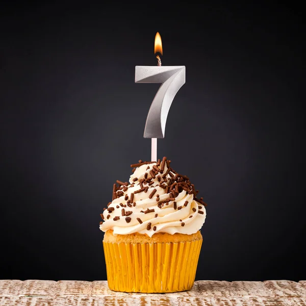 誕生日キャンドルナンバー7 黒を背景にした記念日カップケーキ — ストック写真
