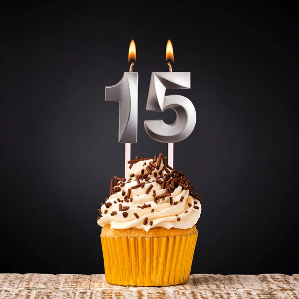 誕生日キャンドル番号15 黒の背景に記念日カップケーキ — ストック写真