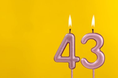 43 numaralı doğum günü mumu - Sarı arka planda doğum günü kutlaması