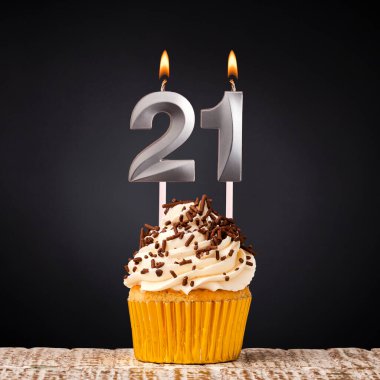21 numaralı doğum günü mumu - Siyah arkaplanda yıldönümü pastası