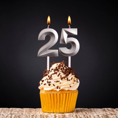 25 numaralı doğum günü mumu - Siyah arkaplanda yıldönümü pastası