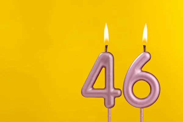 炎とキャンドル46 黄色の豪華な背景に誕生日カード — ストック写真
