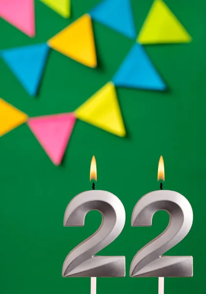 22番のキャンドル付き垂直誕生日カード ペナント付き緑の背景 — ストック写真