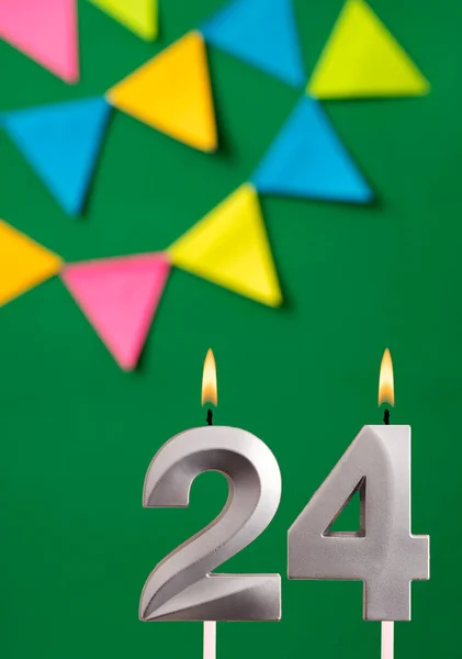 24番のキャンドル付き垂直誕生日カード ペナント付き緑の背景 — ストック写真