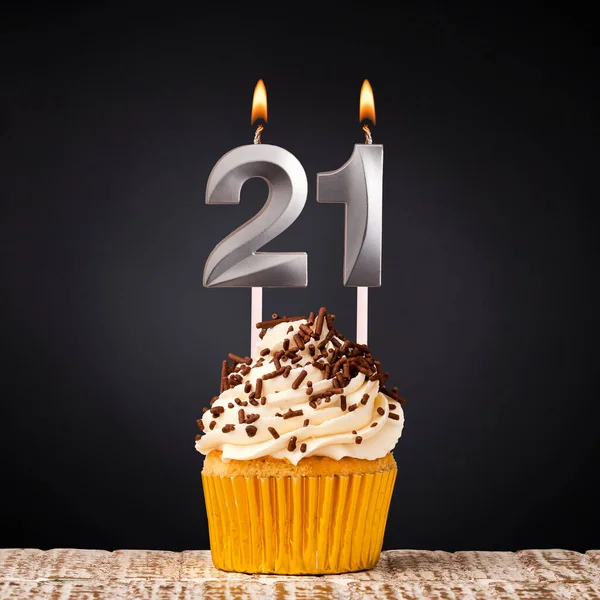 誕生日キャンドル番号21 黒の背景に記念日カップケーキ — ストック写真