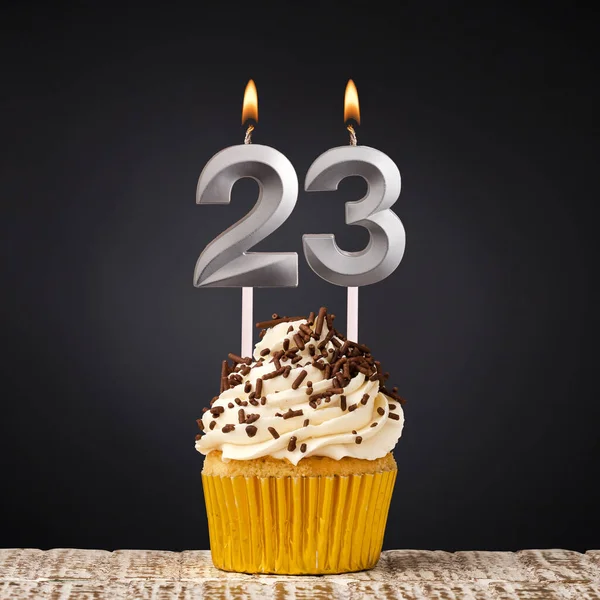 誕生日キャンドル番号23 黒の背景に記念日カップケーキ — ストック写真