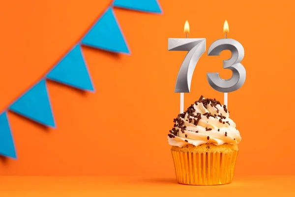 73号烛台 橙色背景的蛋糕生日 — 图库照片