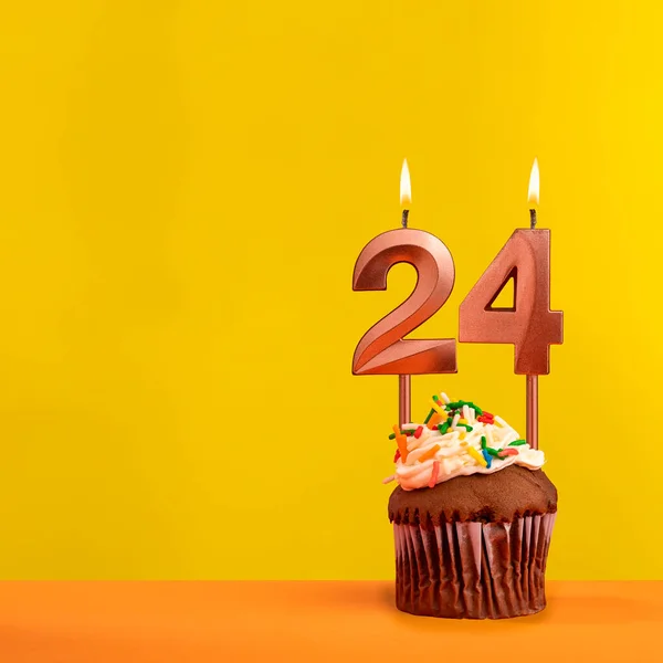 24岁生日蜡烛 黄色背景下的庆祝活动 — 图库照片