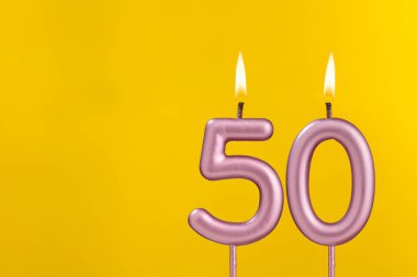 Alevli mum - Sarı lüks arka planda doğum günü kartı