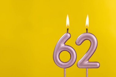 Kandil 62 alevli - Sarı lüks arka planda doğum günü kartı
