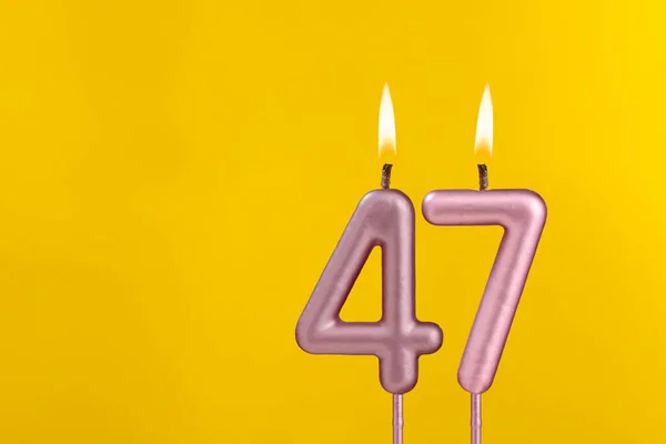 Świeczka Urodzinowa Obchody Urodzin Żółtym Tle — Zdjęcie stockowe