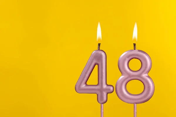 ろうそく48炎 黄色の豪華な背景に誕生日カード — ストック写真