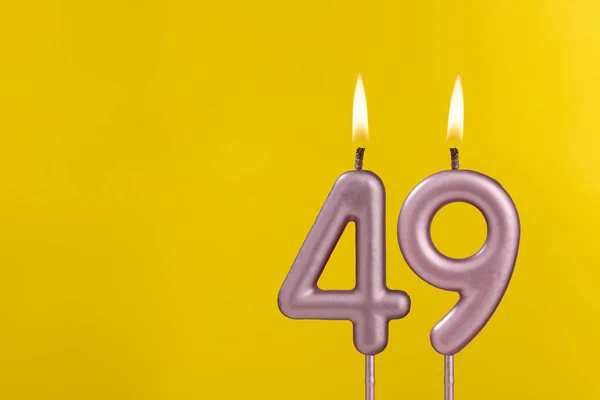 誕生日キャンドル番号49 黄色の背景に誕生日のお祝い — ストック写真