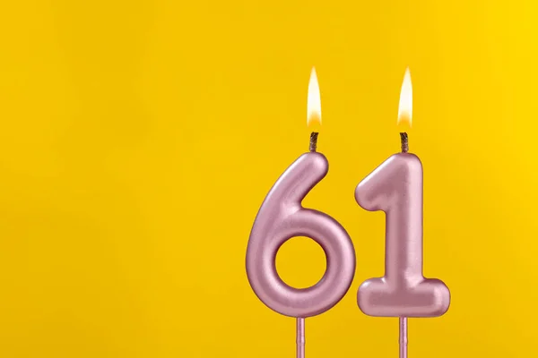 生日蜡烛61号 黄色背景下的生日庆祝活动 — 图库照片