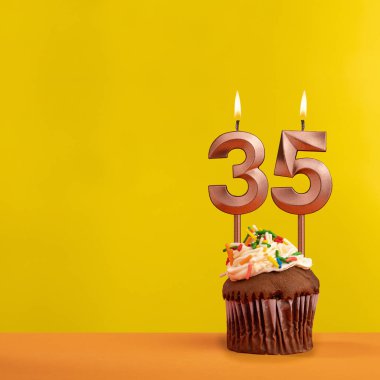 35 numaralı alevli mum - Sarı arkaplanda doğum günü kartı