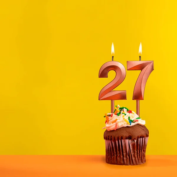 火焰编号27的蜡烛 黄色背景的生日卡片 — 图库照片
