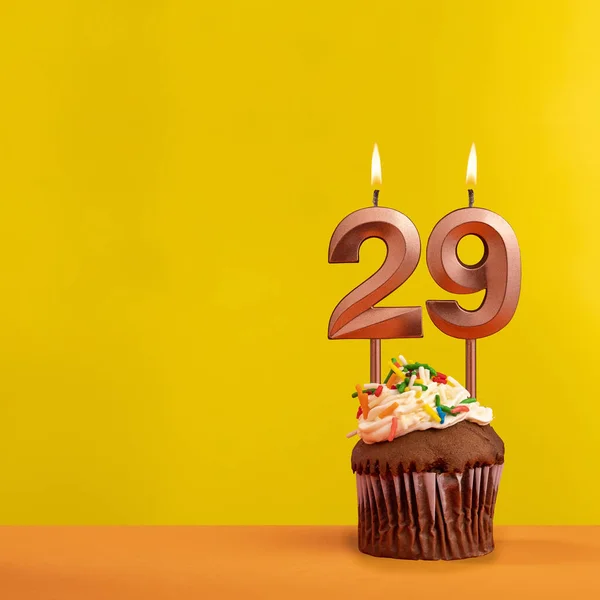 火焰号29的蜡烛 黄色背景的生日卡片 — 图库照片