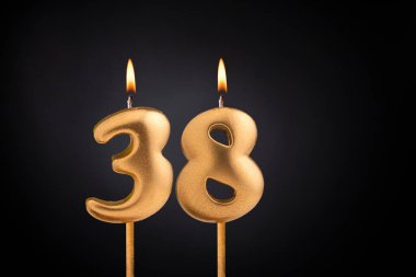 38 numaralı doğum günü mumu - Siyah arka planda doğum günü kutlaması
