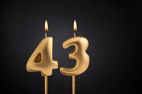 ゴールデンキャンドル43炎と 暗い豪華な背景に誕生日カード — ストック写真