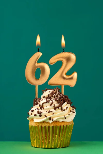 印有蜡烛号码62的生日贺卡 绿色背景 — 图库照片