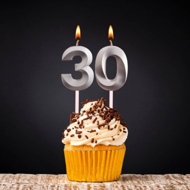 30 numaralı mumlu doğum günü keki - Karanlık arka planda kutlama