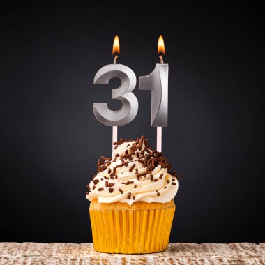 31 numaralı doğum günü mumu - Siyah arkaplanda yıldönümü pastası