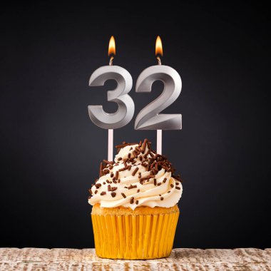 32 numaralı mumlu doğum günü keki - Koyu arkaplanda kutlama