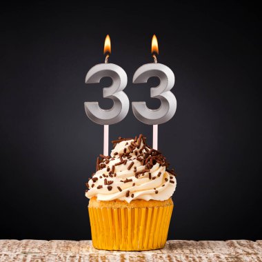 33 numaralı doğum günü mumu - Siyah arkaplanda yıldönümü pastası