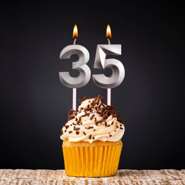 35 numaralı doğum günü mumu - Siyah arkaplanda yıldönümü pastası