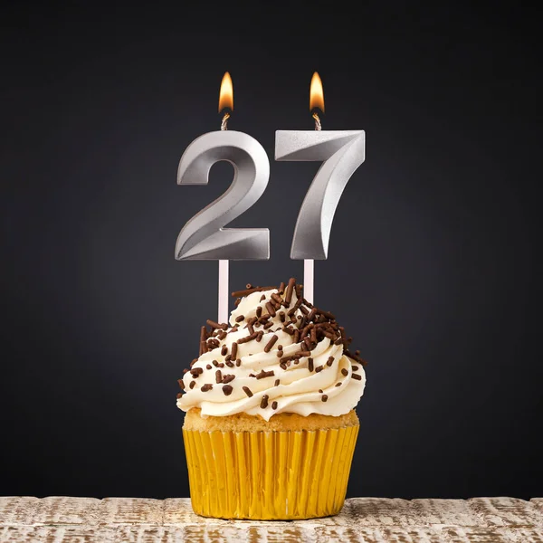 誕生日キャンドル番号27 黒の背景に記念日カップケーキ — ストック写真