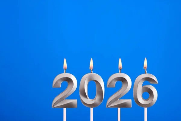 新しい年のための成果2026 青の背景に燃える数の形でキャンドル — ストック写真
