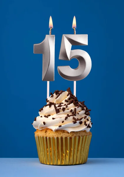 Brandende Kaars Nummer Verjaardagskaart Met Taart Blauwe Achtergrond — Stockfoto