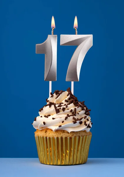 Vela Ardiente Número Tarjeta Cumpleaños Con Pastel Sobre Fondo Azul —  Fotos de Stock