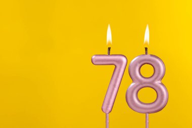 Kandil 78 alevli - Sarı lüks arka planda doğum günü kartı