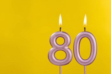Alevli mum 80 - Sarı lüks arka planda doğum günü kartı