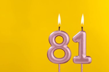 81 numaralı doğum günü mumu - Sarı arka planda doğum günü kutlaması