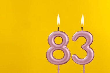 83 numaralı doğum günü mumu - Sarı arka planda doğum günü kutlaması